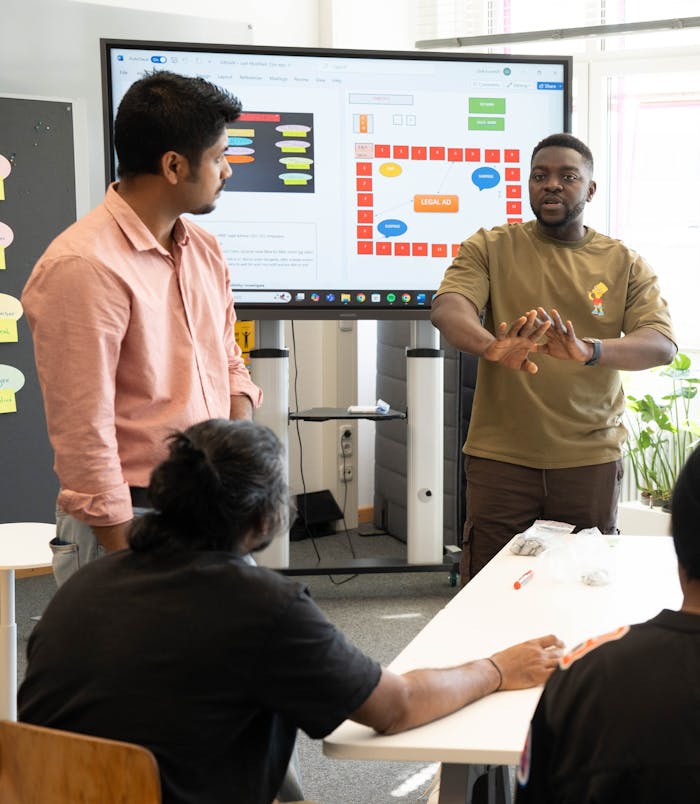 team-brainstorm-session-in-modern-office-32074752